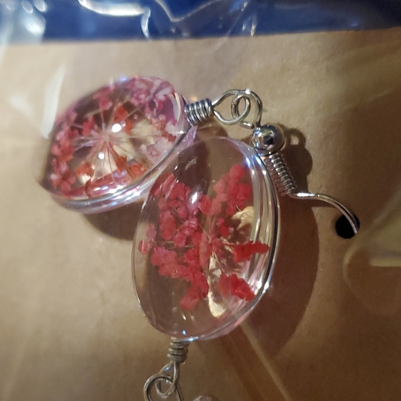 Orange Flowers encapsulated in an acrylic oval - Picture 2 of 3